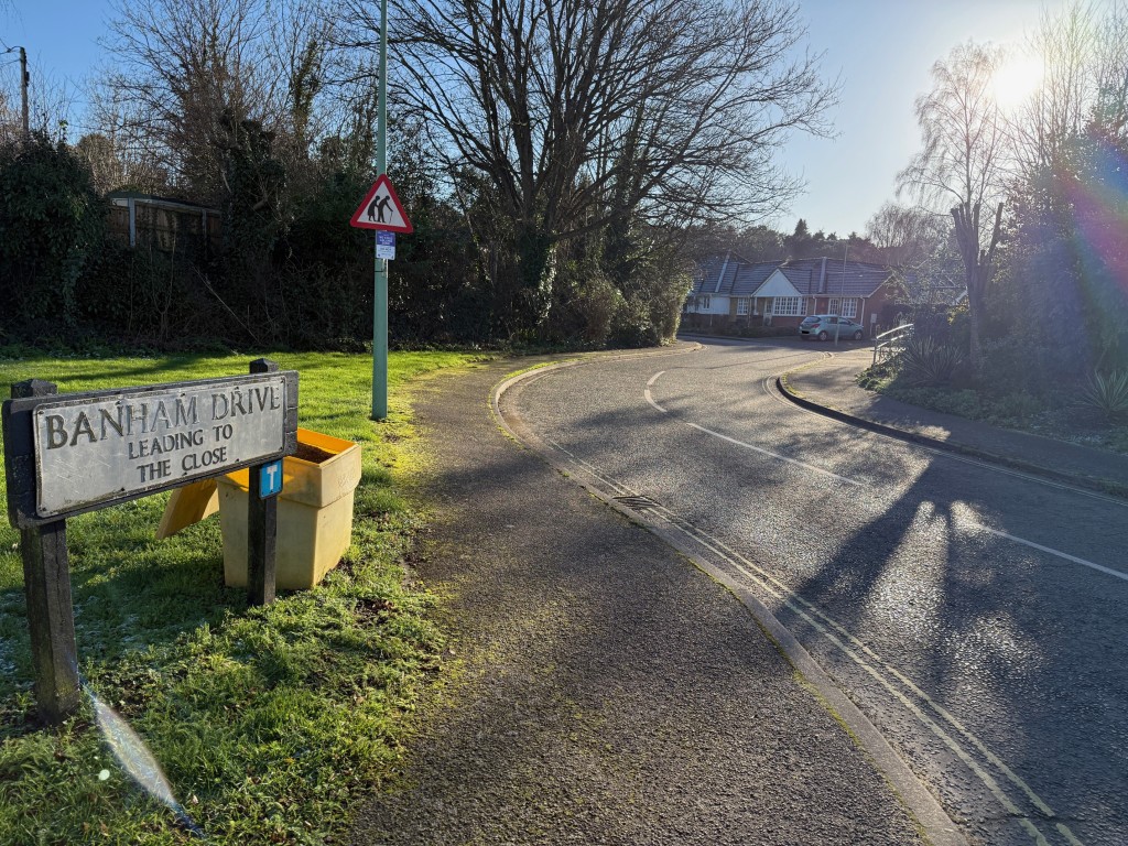 Lot: 4 - FREEHOLD GROUND RENT AND UNIT TRANSFER INVESTMENT - View of the entrance to the development